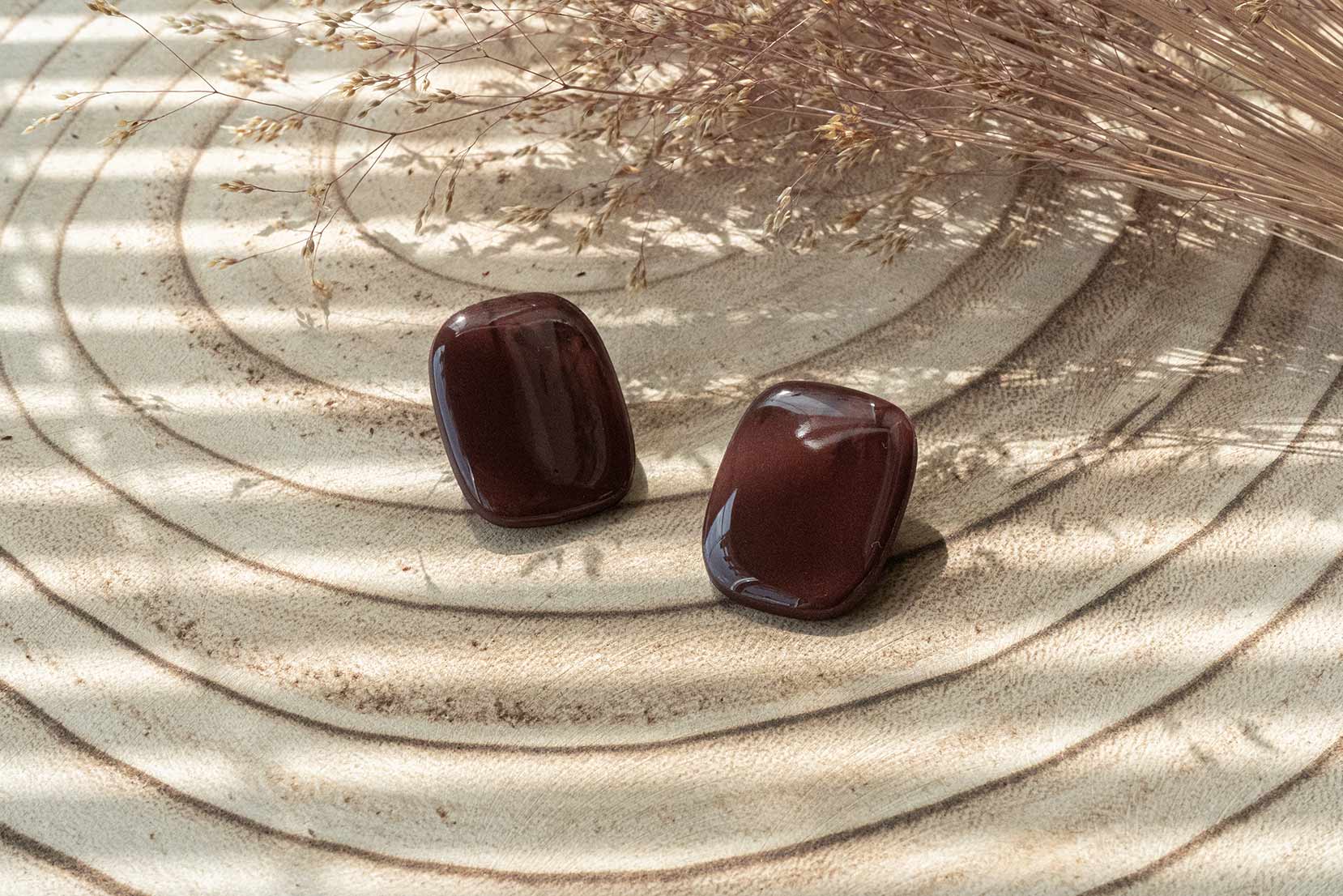 Pendientes resina brillante otoñal marrón chocolate