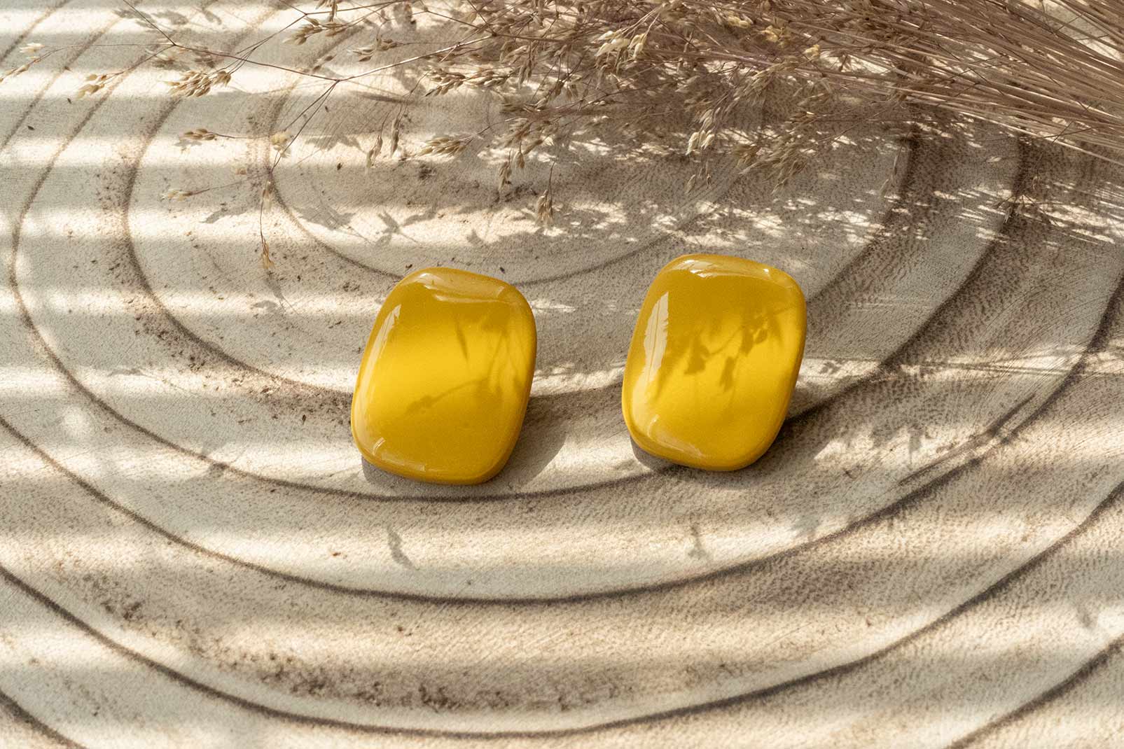 Pendientes resina brillante otoñal mostaza