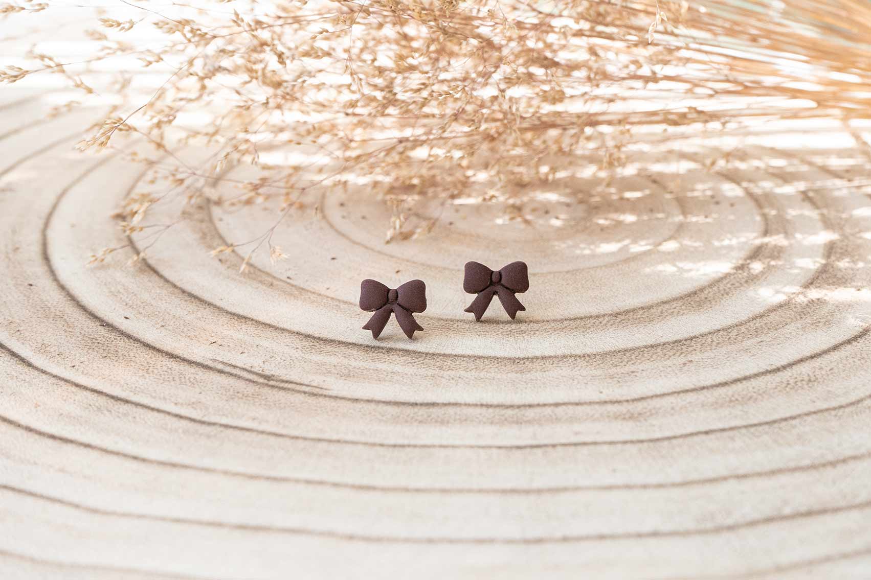 Pendientes lazos pequeños marrón chocolate