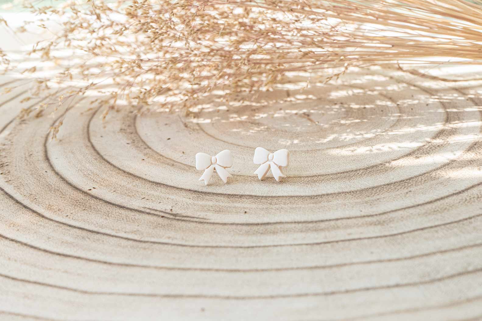 Pendientes lazos pequeños blanco roto