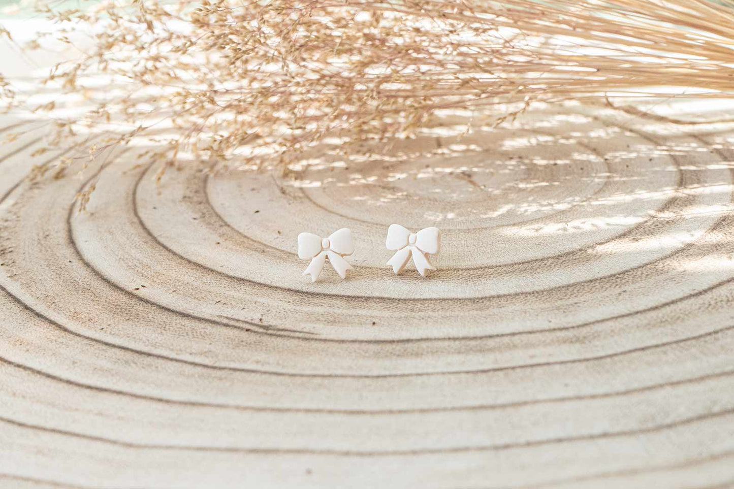 Pendientes lazos pequeños blanco roto
