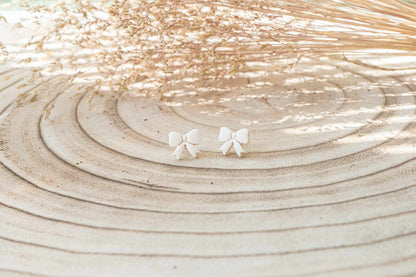 Pendientes lazos pequeños blanco roto