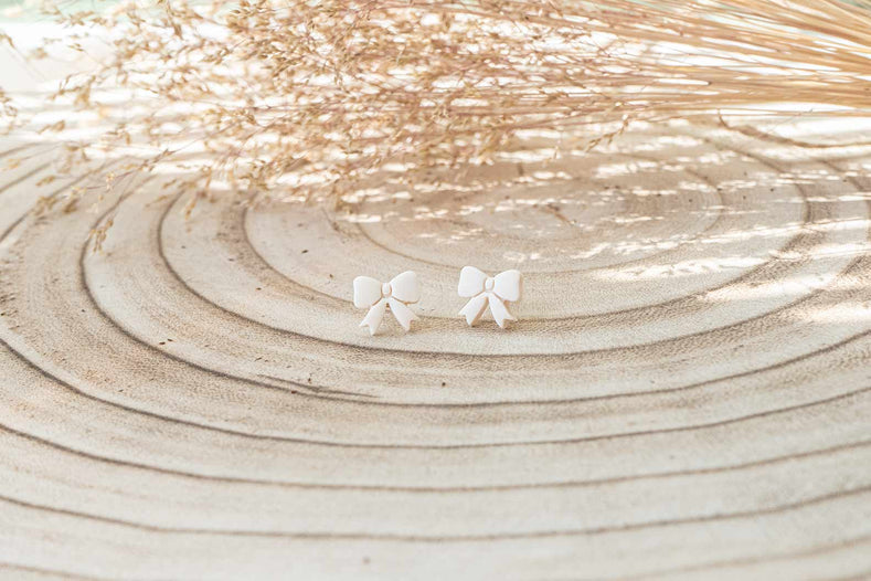 Pendientes lazos pequeños blanco roto