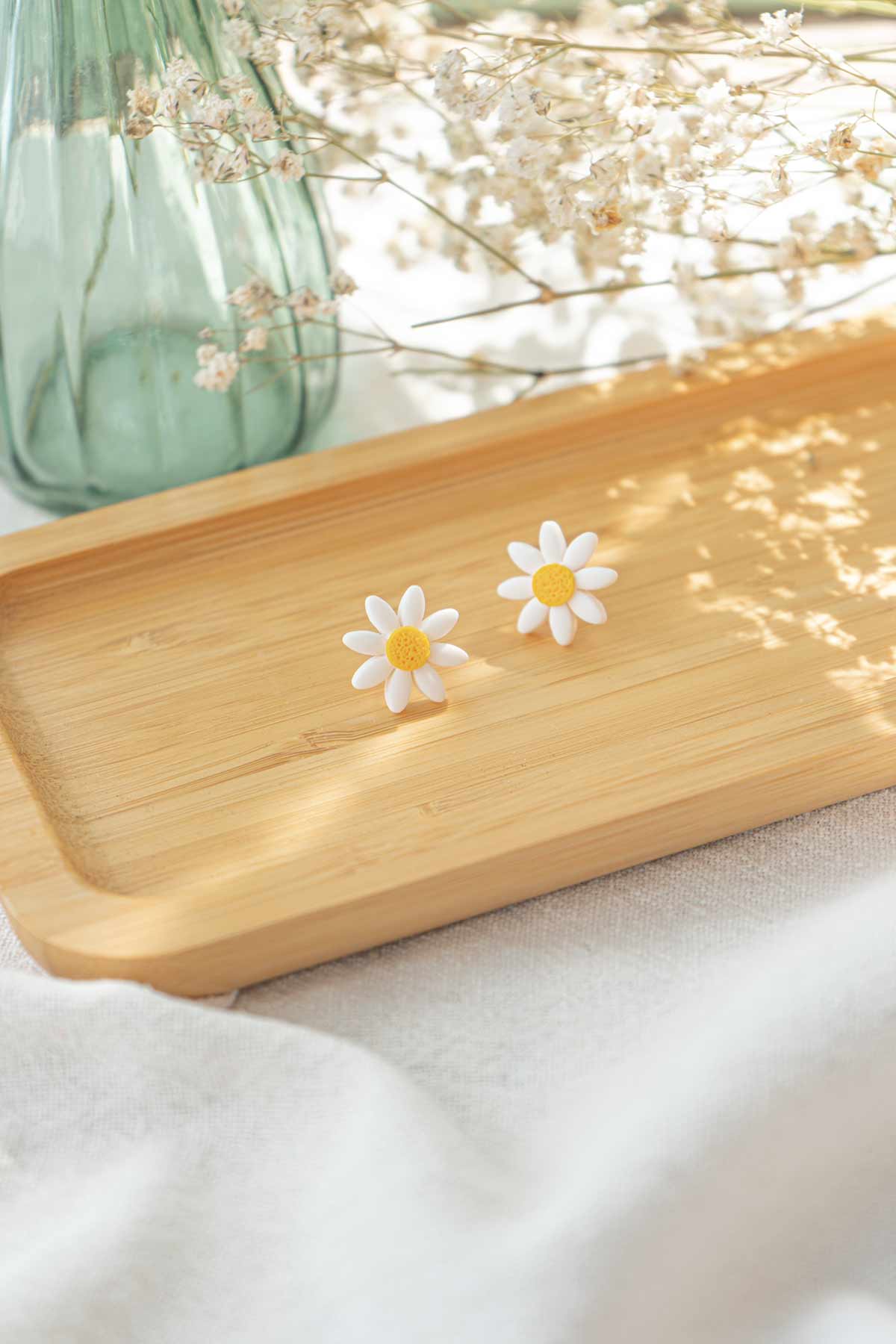 Pendientes de botón con forma de margarita blanca y centro amarillo