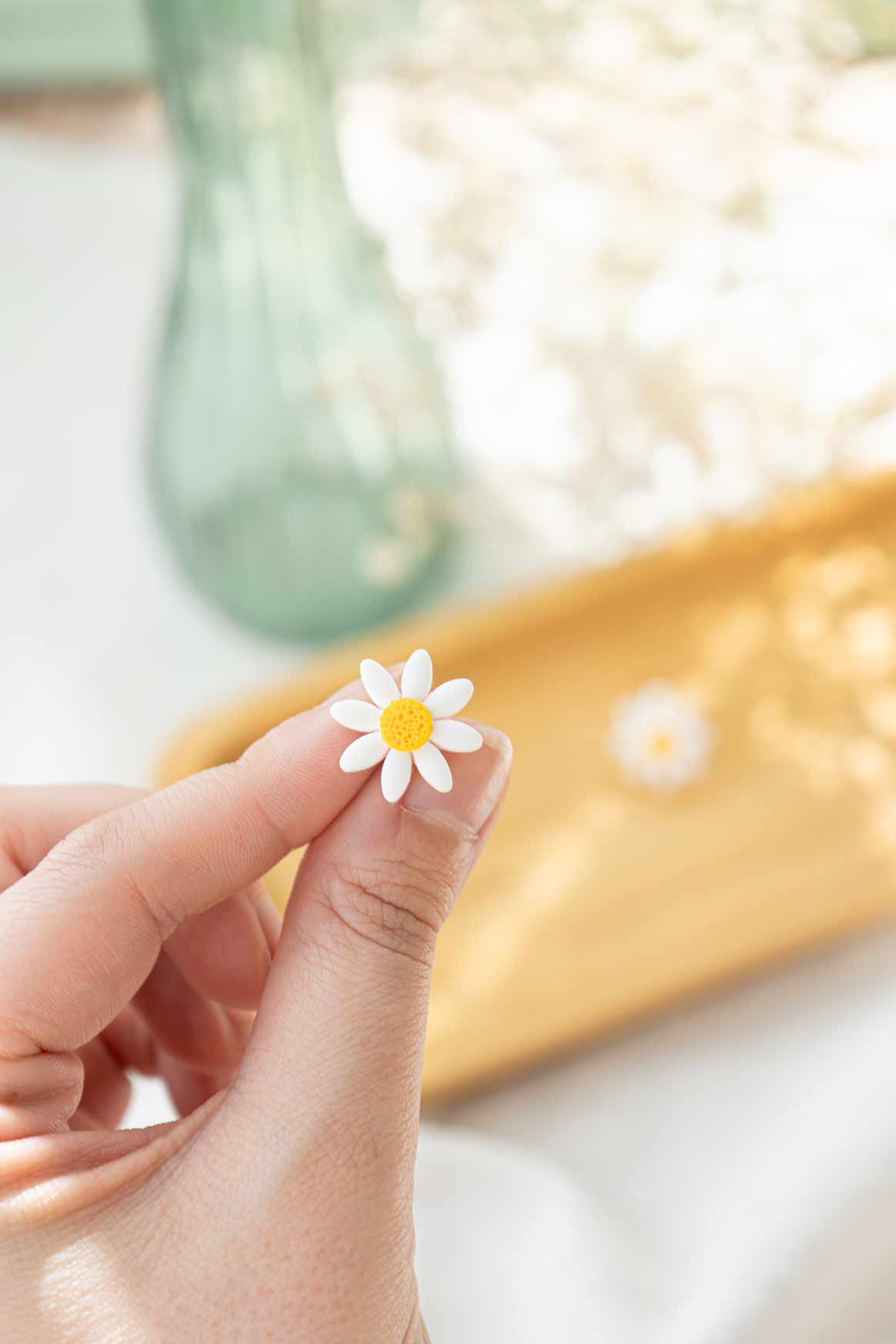 Pendientes pequeños de margarita hechos a mano en arcilla polimérica