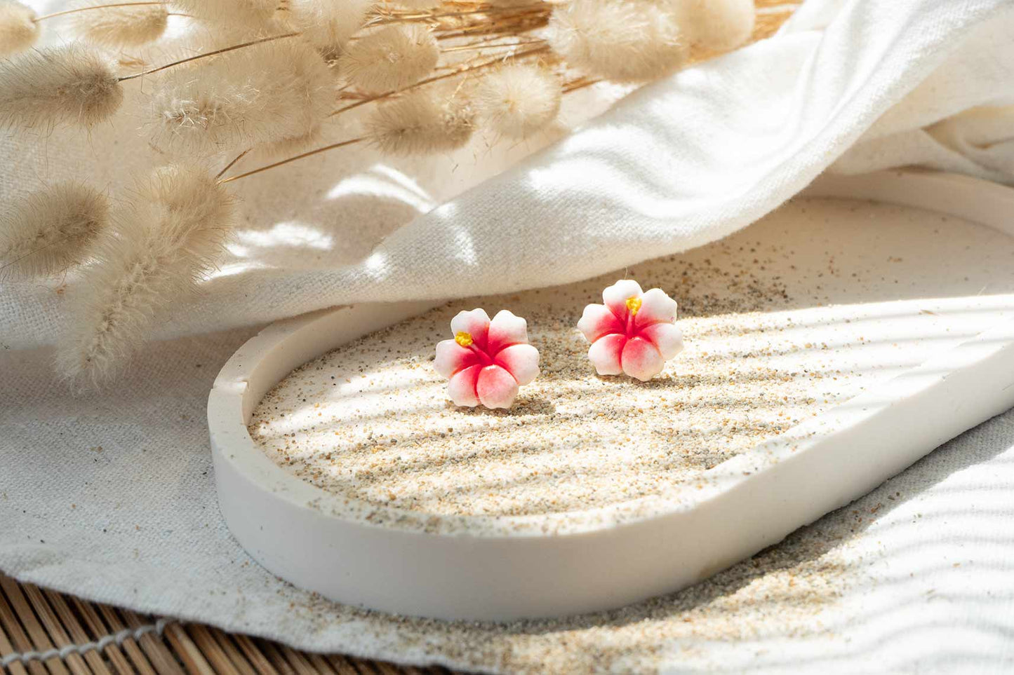 Pendientes flor de hibisco blanca y roja