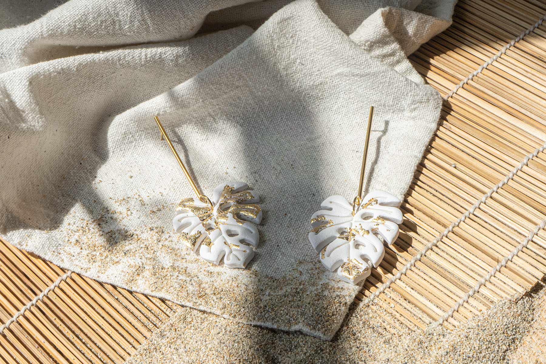 Pendientes monstera blanco y oro