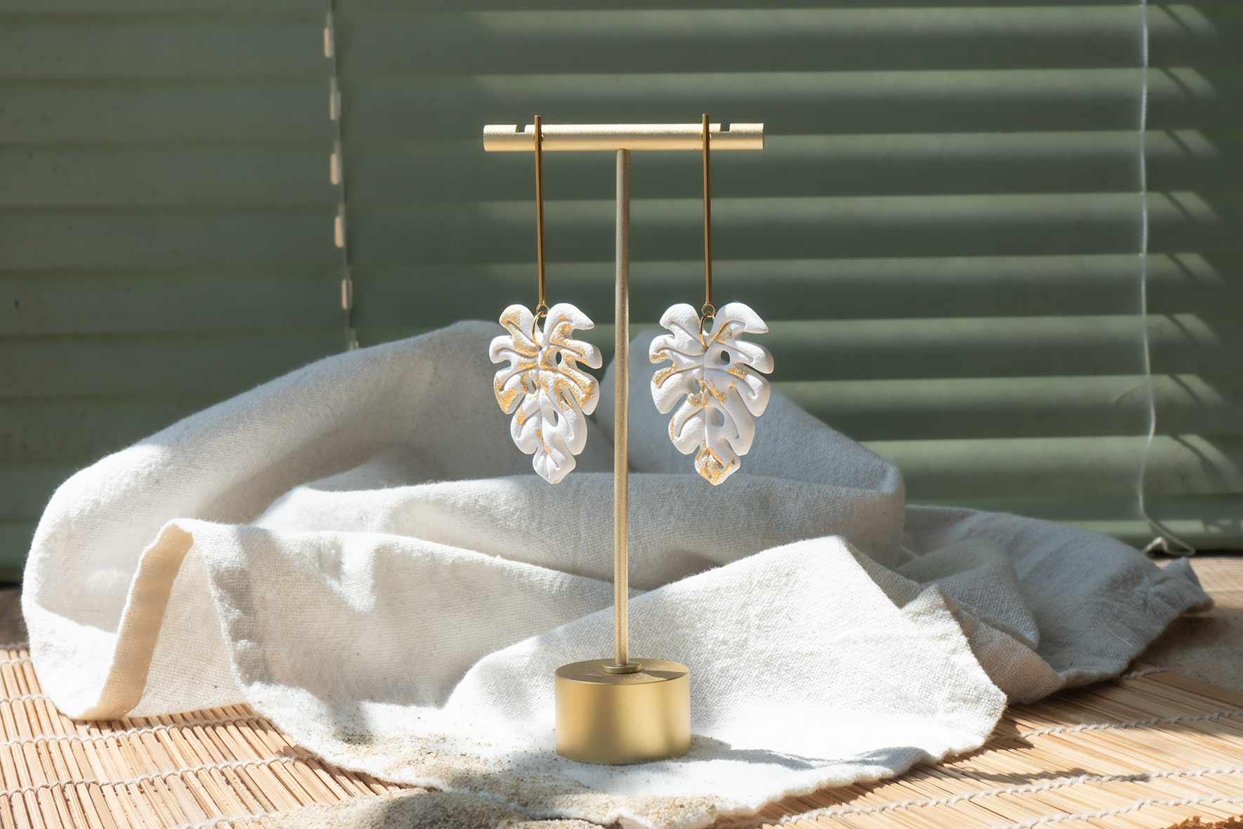 Pendientes hoja de monstera blanca
