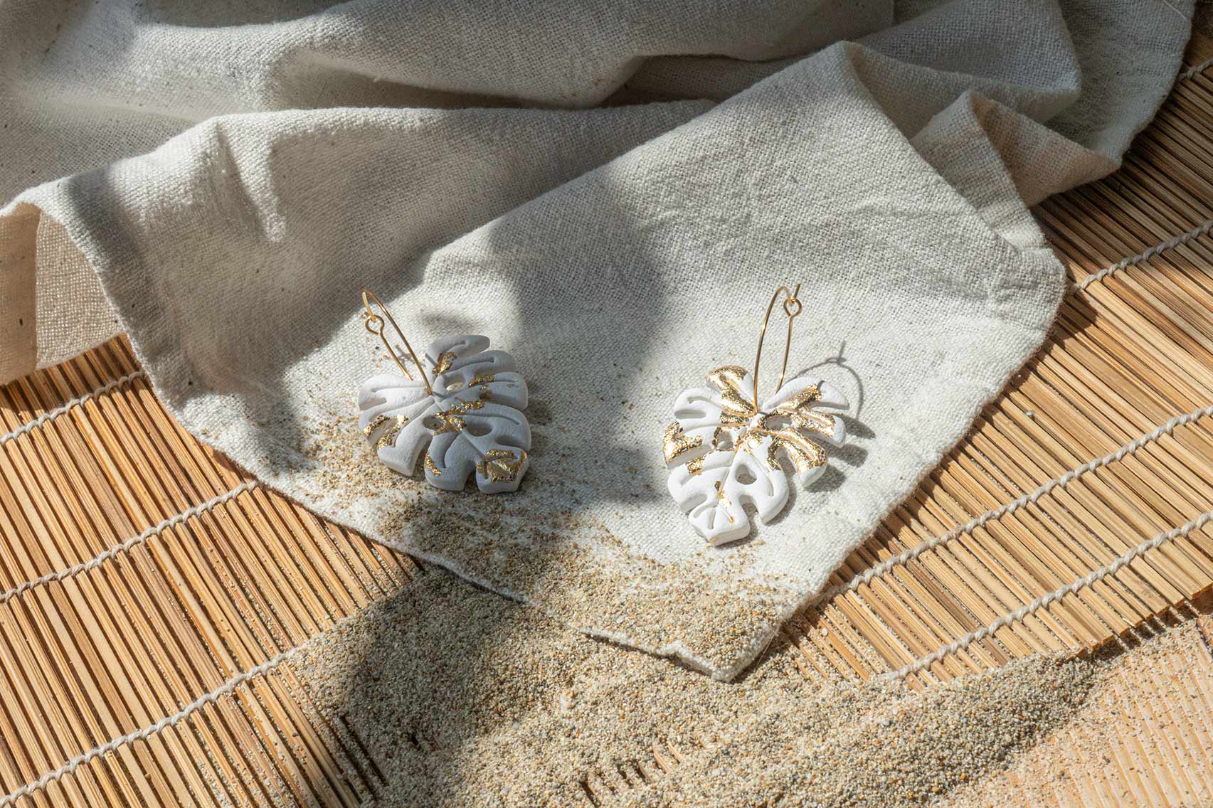 Pendientes hoja de monstera blanca aro