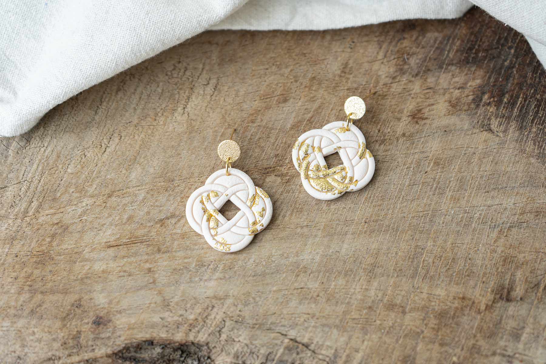 Pendientes nudo celta blanco y oro