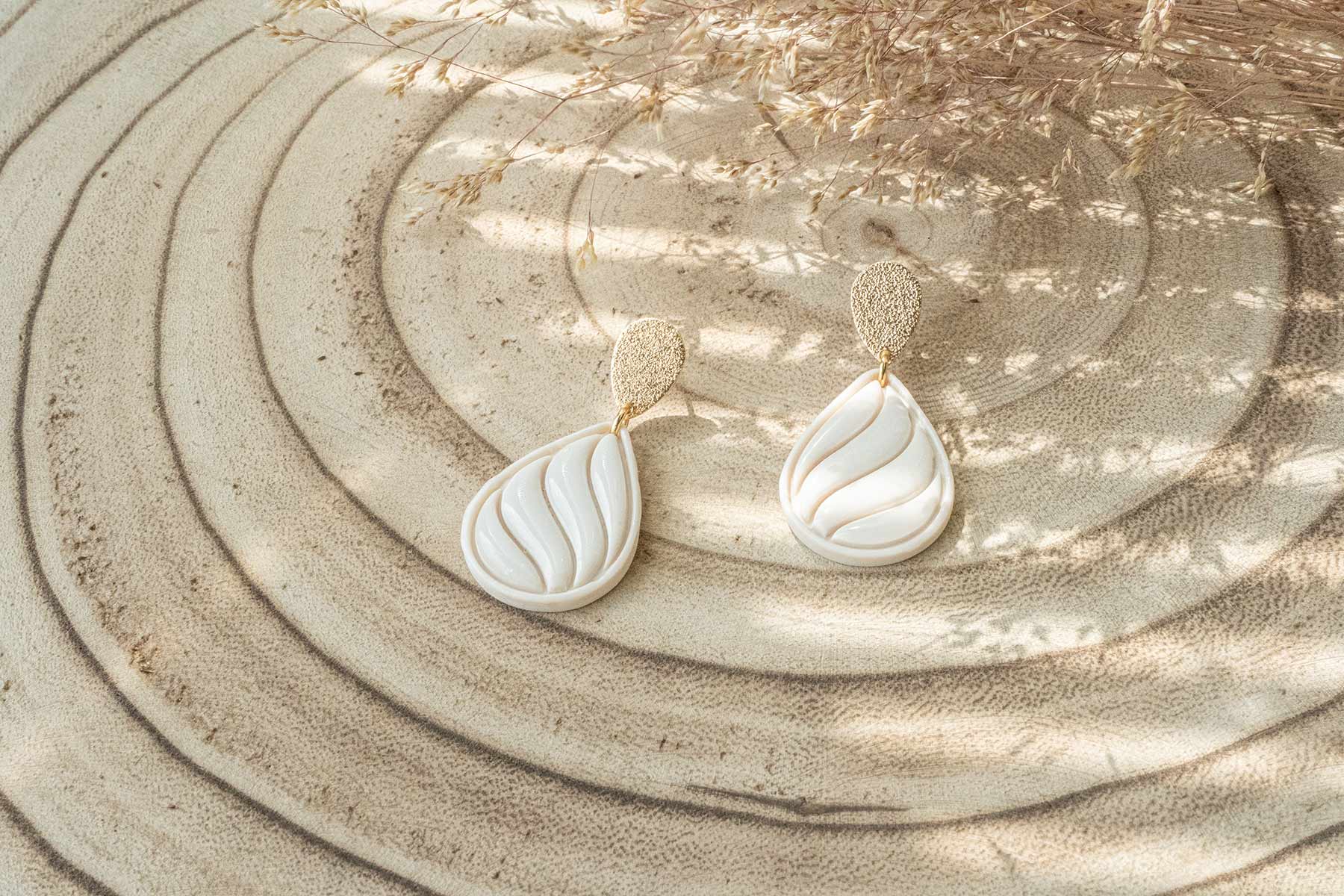 Pendientes lágrima otoñal beige