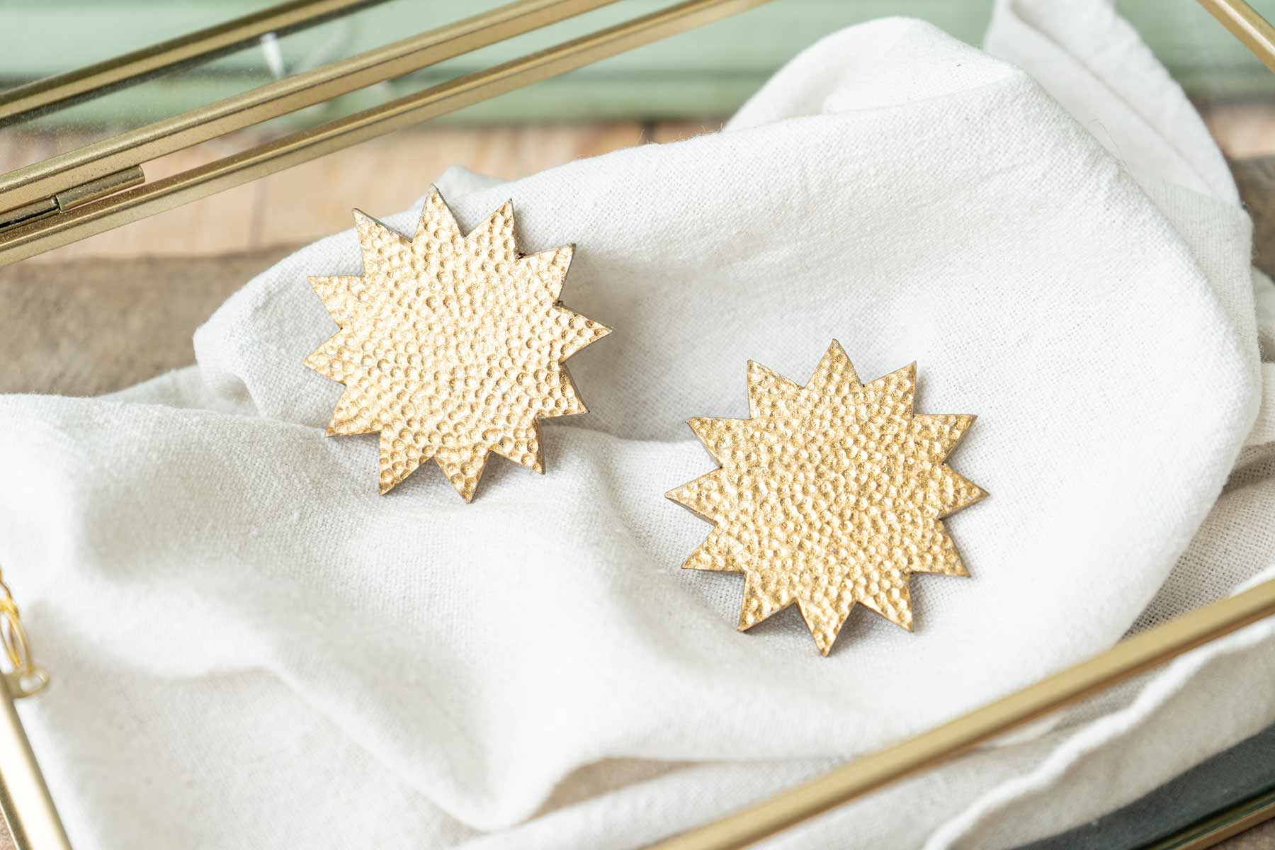 Pendientes maxi con forma de sol dorado hechos a mano
