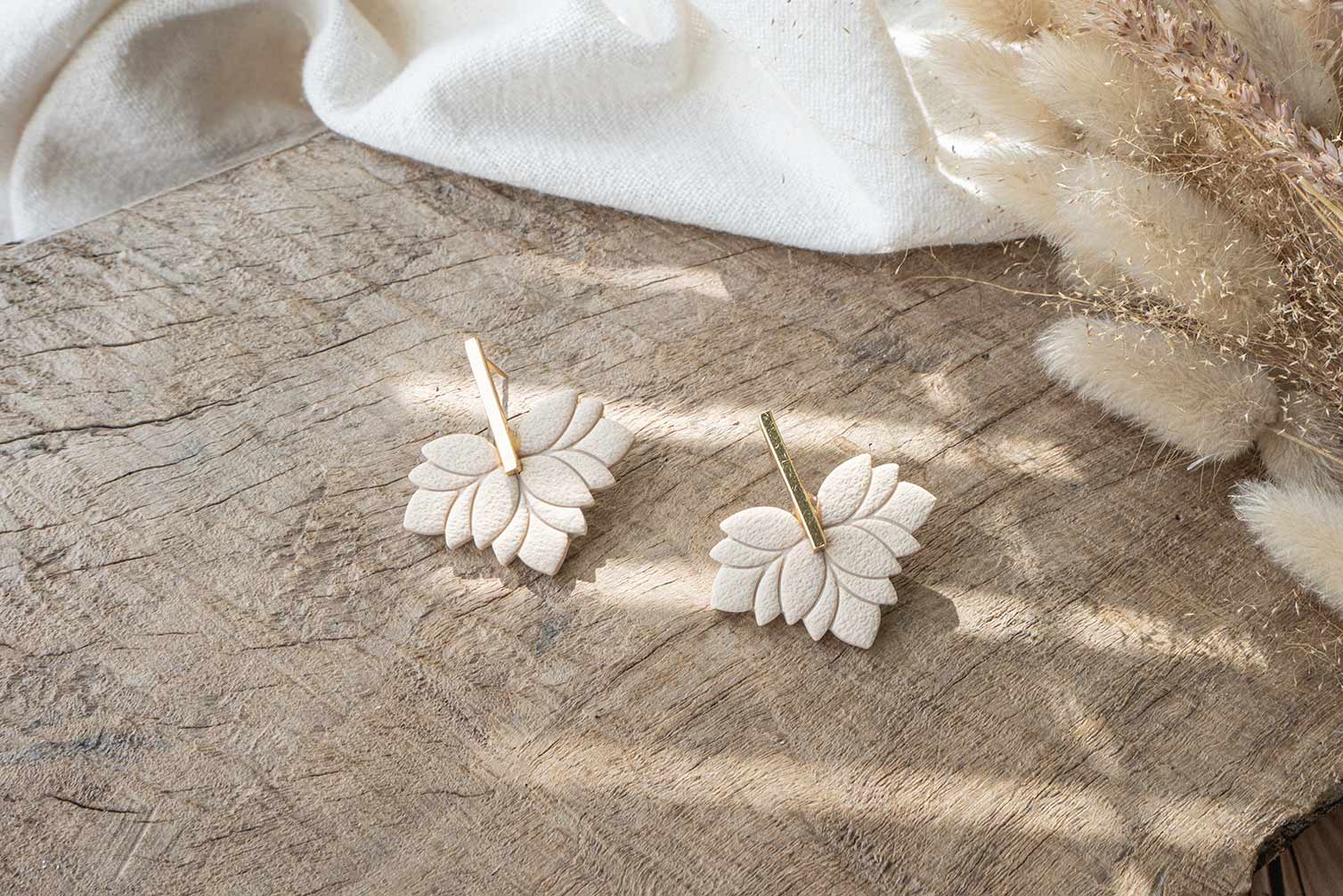 Pendientes hojas beige