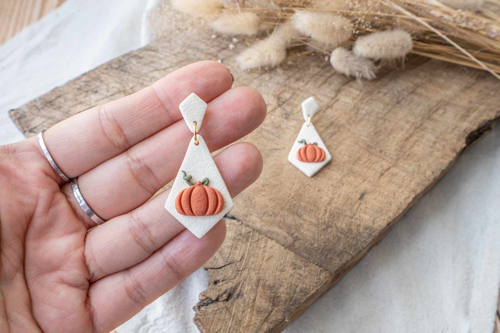 Pendientes blancos con calabazas