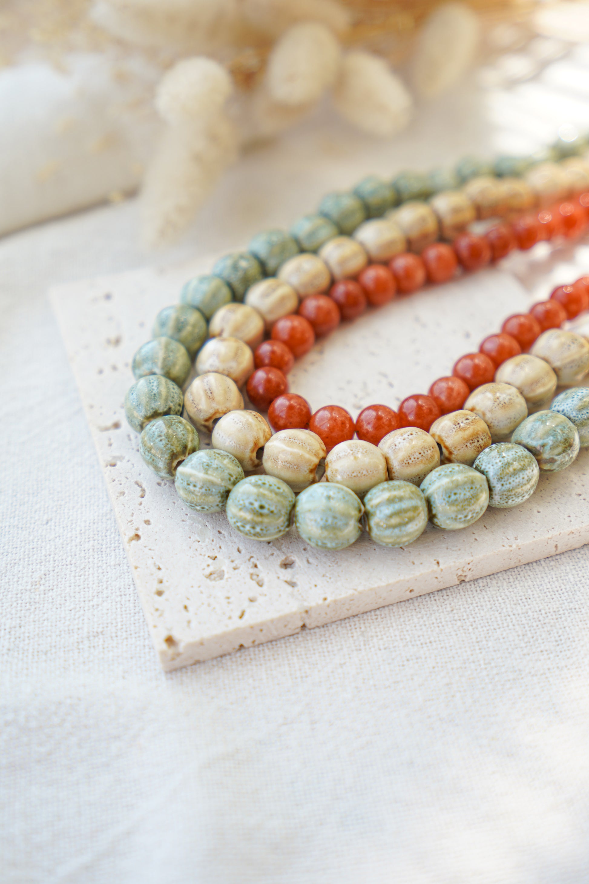 Conjunto de collares de piedras en tonos tierra