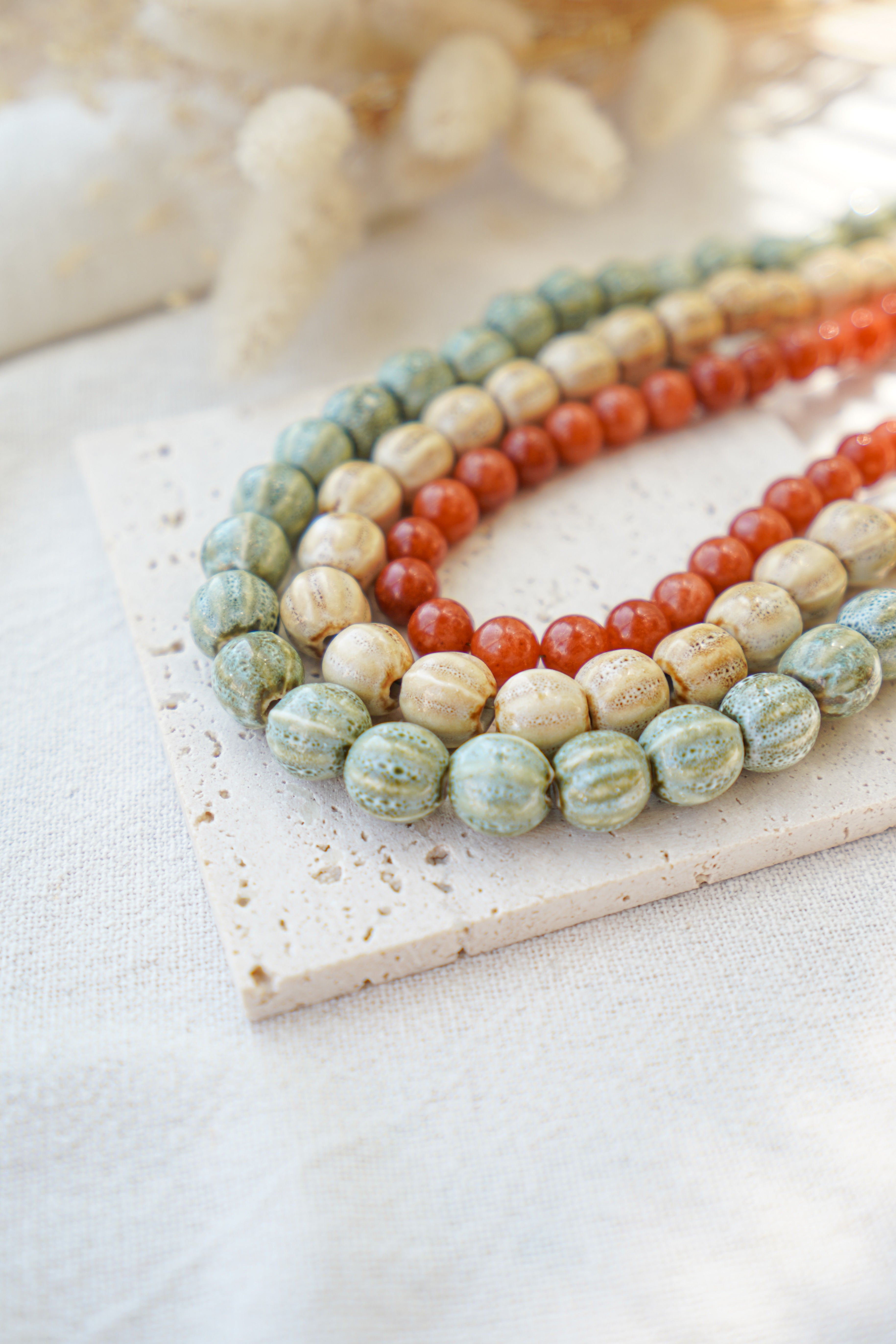 Conjunto de collares de piedras en tonos tierra