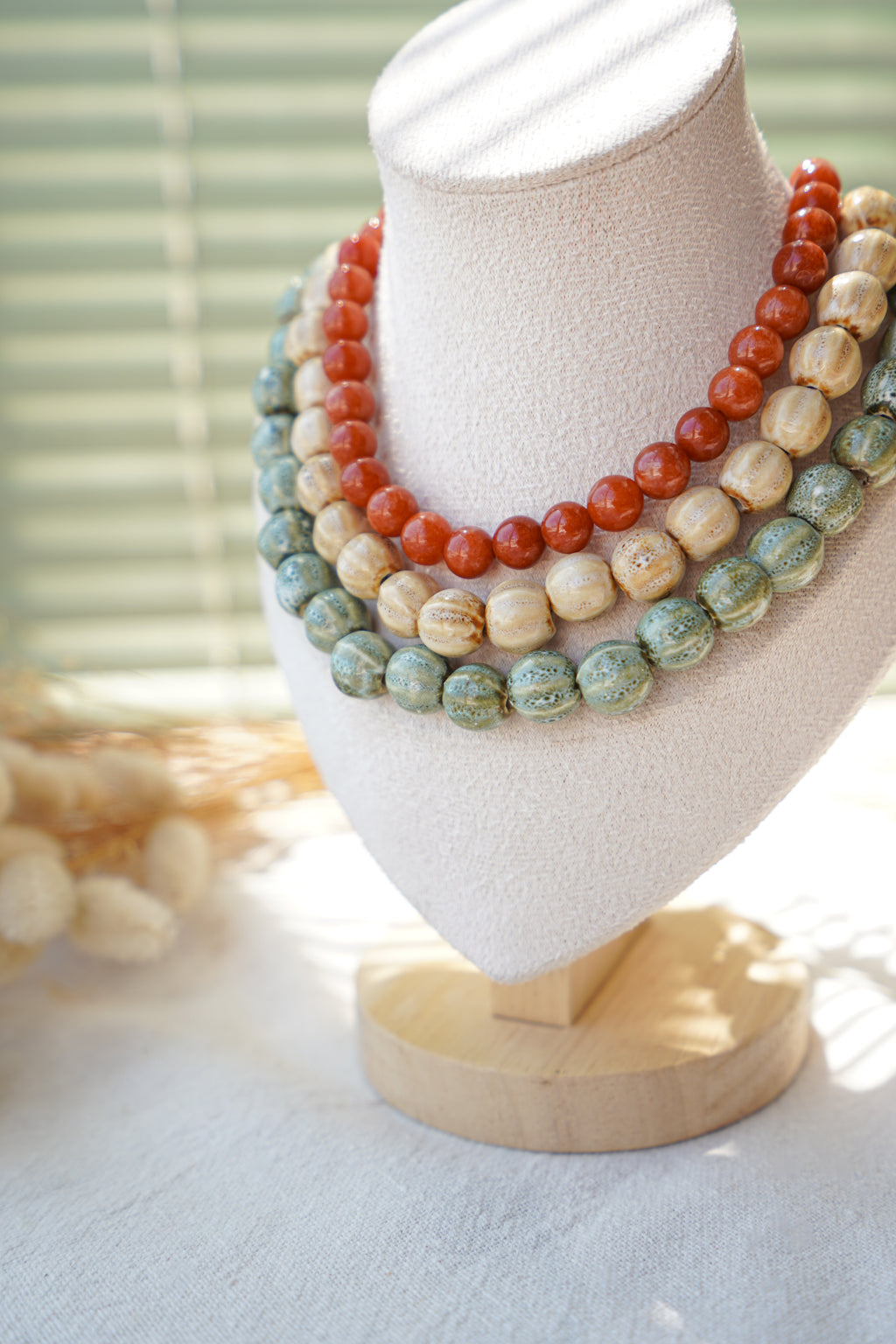 Collar estilo africano de cuentas de cerámica en tonos tierra