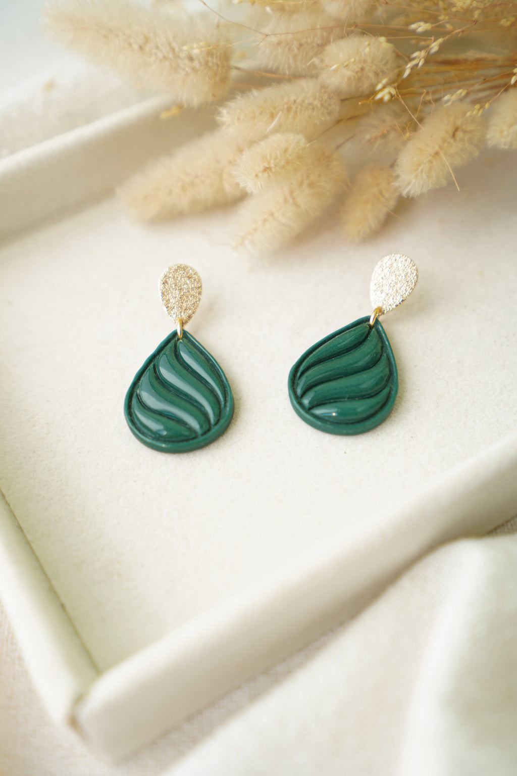 Pendientes Stirling de arcilla polimérica hechos a mano en Galicia, diseño en forma de lágrima con ondas de resina en color verde bosque