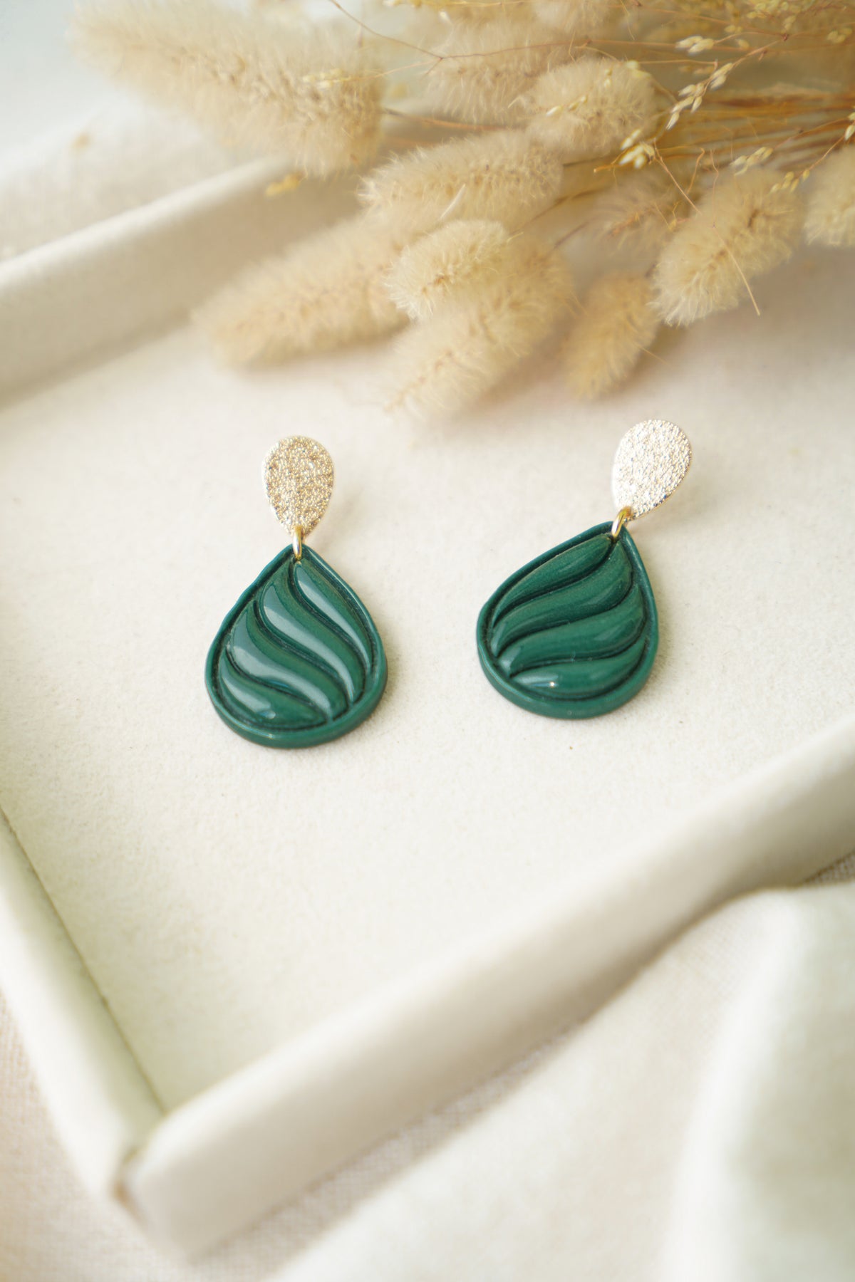 Pendientes Stirling de arcilla polimérica hechos a mano en Galicia, diseño en forma de lágrima con ondas de resina en color verde bosque