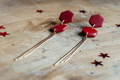 Pendientes rojo oscuro y dorado